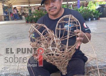 Artesanos de Lázaro Cárdenas aprenden elaboración de ornamentación oaxaqueña