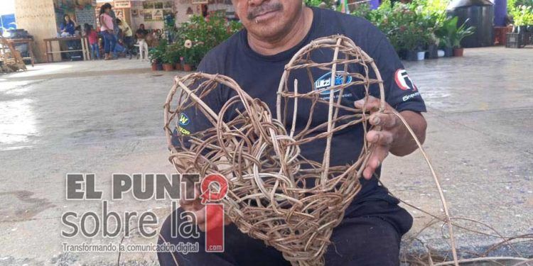 Artesanos de Lázaro Cárdenas aprenden elaboración de ornamentación oaxaqueña