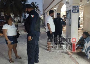 Auxilian a mujer con discapacidad visual que abandonó su pareja en playa de la zona hotelera de Cancún
