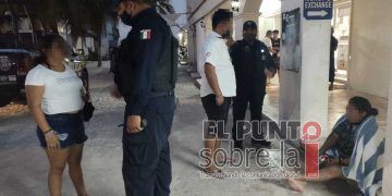 Auxilian a mujer con discapacidad visual que abandonó su pareja en playa de la zona hotelera de Cancún