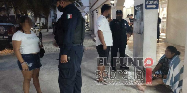 Auxilian a mujer con discapacidad visual que abandonó su pareja en playa de la zona hotelera de Cancún
