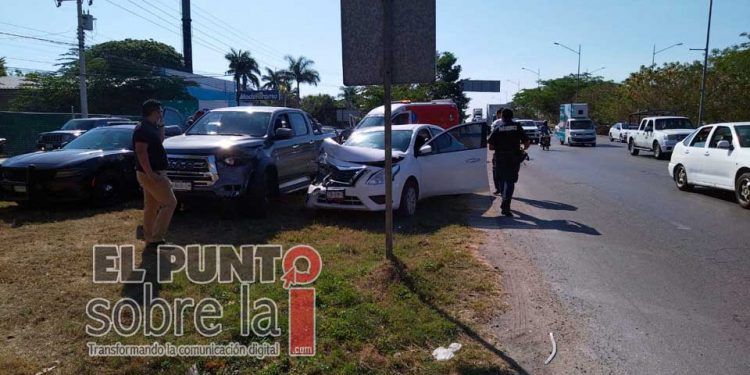 Cinco carambolas casi al mismo tiempo involucran a unos 25 vehículos en el Periférico