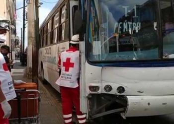 Enfermera lesionada en céntrica colisión en Mérida entre un autobús y una camioneta