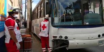 Enfermera lesionada en céntrica colisión en Mérida entre un autobús y una camioneta
