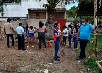 Alumnos y docentes realizan jornada de limpieza en comunidad maya