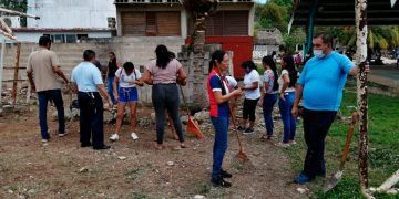 Alumnos y docentes realizan jornada de limpieza en comunidad maya