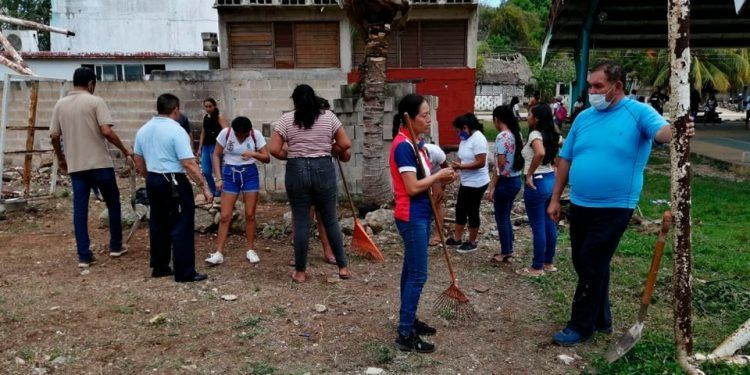 Alumnos y docentes realizan jornada de limpieza en comunidad maya