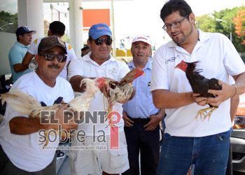 Galleros exigen levantar la prohibición de las peleas de gallos al ser una tradición