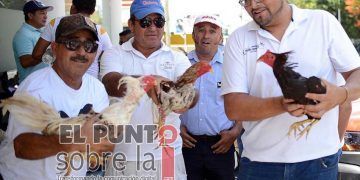 Galleros exigen levantar la prohibición de las peleas de gallos al ser una tradición