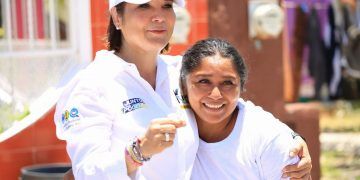 Kira Iris se compromete a regresar el Seguro Popular a las familias