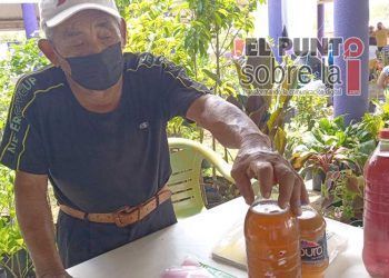 Hombre de la 3a edad emprende con medicina tradicional para mejorar su economía