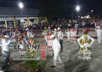 Alcalde de Lázaro Cárdenas inaugura festejos de la Santa Cruz en Nuevo Xcán
