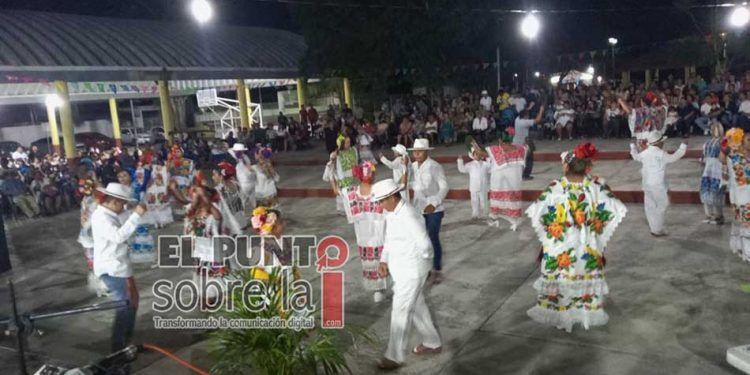 Alcalde de Lázaro Cárdenas inaugura festejos de la Santa Cruz en Nuevo Xcán