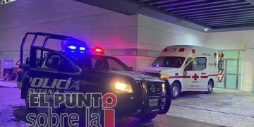 Persiguen a joven desde estacionamiento de súper mercado en Cancún para balearlo