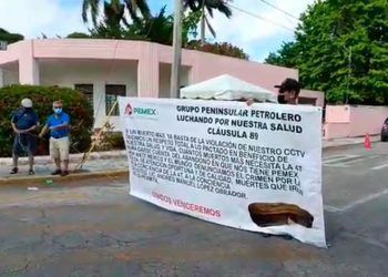 Plantón de jubilados de Pemex, exigen mejores servicios de salud