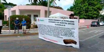 Plantón de jubilados de Pemex, exigen mejores servicios de salud