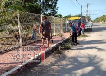 Taxistas limpian escuela de Carrillo Puerto abandonada por autoridades educativas