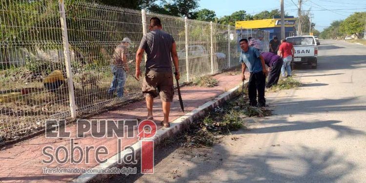 Taxistas limpian escuela de Carrillo Puerto abandonada por autoridades educativas