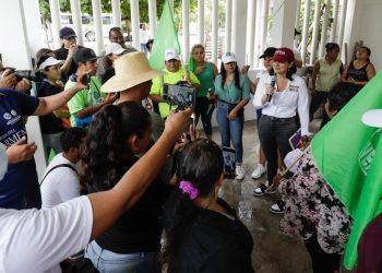 Abrazada por el pueblo, Estefanía Mercado celebra caminando la guadalupana