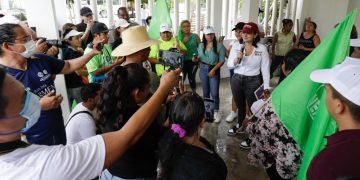 Abrazada por el pueblo, Estefanía Mercado celebra caminando la guadalupana