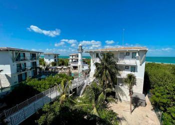 Firmas turísticas inician alianza para ofrecer hotel de lujo en Holbox