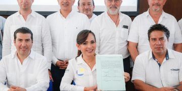 Laura Fernández firma con empresarios compromisos para mejorar Quintana Roo