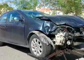Aparatosa colisión por no respetar el alto deja a dos mujeres lesionadas
