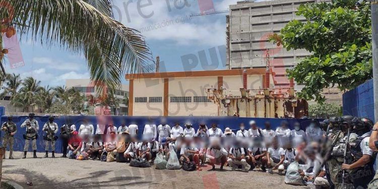 Redada en la zona hotelera de Cancún termina con 51 vendedores ambulantes detenidos