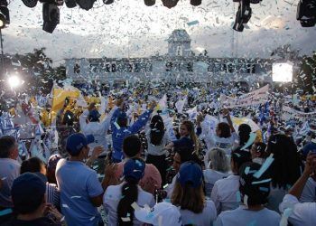 Laura Fernández encabeza multitudinario cierre de campaña en Playa Del Carmen