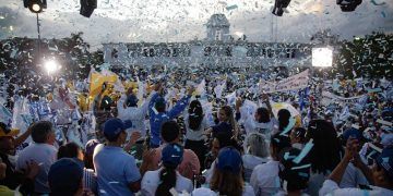 Laura Fernández encabeza multitudinario cierre de campaña en Playa Del Carmen