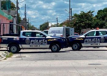 Arrojan cuerpo descuartizado desde auto en movimiento en fraccionamiento de Cancún