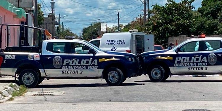 Arrojan cuerpo descuartizado desde auto en movimiento en fraccionamiento de Cancún