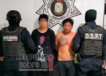 Tras las rejas par de delincuentes y su madre que trata de impedir la captura