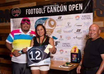 Dinora Cruz, Julio Flores y Piero Menor, ganadores del FootGolf Cancún Open