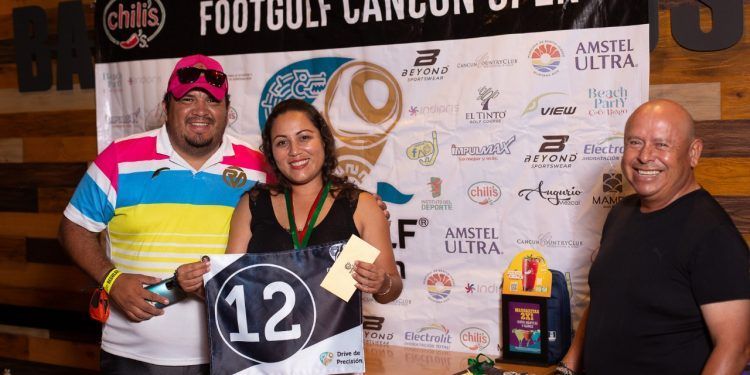 Dinora Cruz, Julio Flores y Piero Menor, ganadores del FootGolf Cancún Open