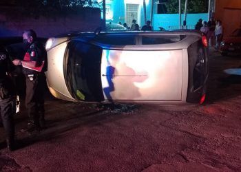 Conductor ebrio provoca la volcadura de un auto y daños a otro en calles de Mérida