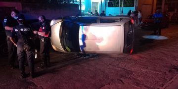 Conductor ebrio provoca la volcadura de un auto y daños a otro en calles de Mérida