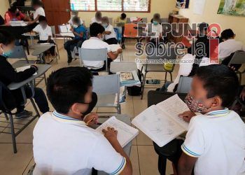 Padres de familia cuestionan proyecto educativo que elimina grados escolares