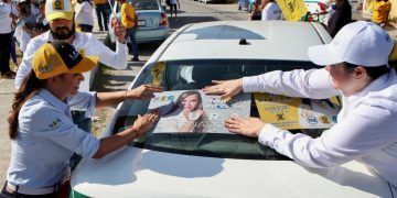 Créditos directos para autos o casas ofrece Laura Fernández a taxistas de Cancún