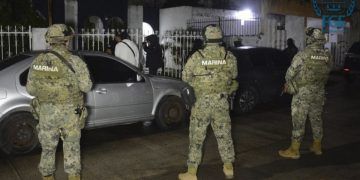 Aseguran droga y detienen a tres personas, en céntrica zona de Cancún
