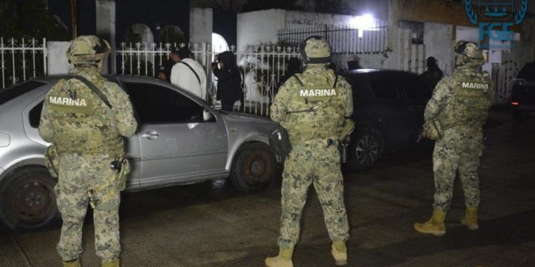 Aseguran droga y detienen a tres personas, en céntrica zona de Cancún