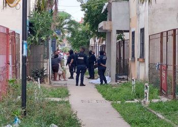 Asesinan a un hombre en pasillos de fraccionamiento de Cancún