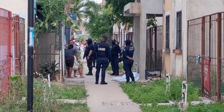 Asesinan a un hombre en pasillos de fraccionamiento de Cancún