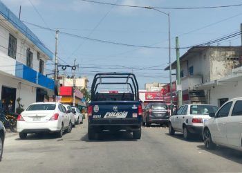 Balean a un hombre dentro de un auto en Playa del Carmen