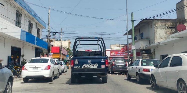 Balean a un hombre dentro de un auto en Playa del Carmen