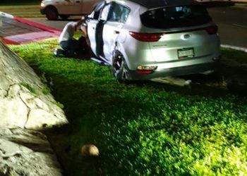 Destroza su vehículo en la Zona Hotelera al chocar con un poste