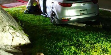 Destroza su vehículo en la Zona Hotelera al chocar con un poste