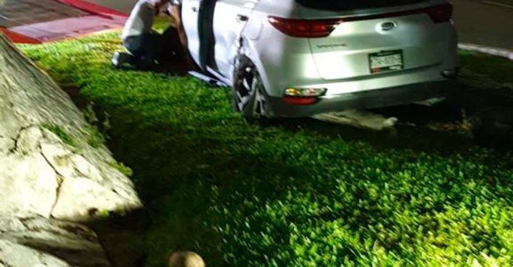 Destroza su vehículo en la Zona Hotelera al chocar con un poste