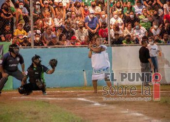 Equipo femenil maya de softball que juega con hipiles y descalzo, gana de nuevo en Mérida
