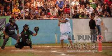 Equipo femenil maya de softball que juega con hipiles y descalzo, gana de nuevo en Mérida